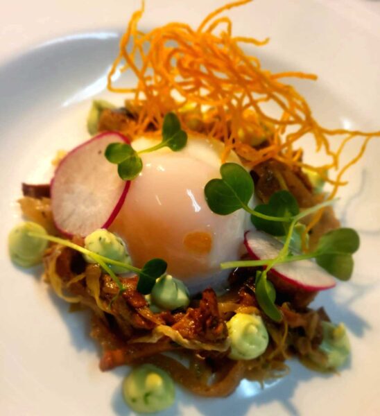 67-gradigt ägg med kål, svampkompott, krispig sötpotatis