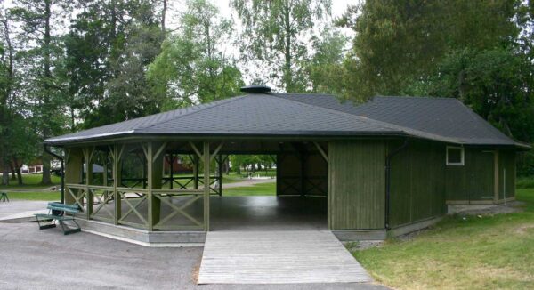 Midsommargudtjänst på dansbanan