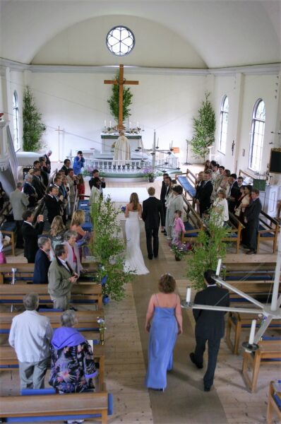 brudpar på väg fram till altaret